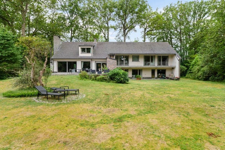 Characterful split-level villa on 2,080 m².