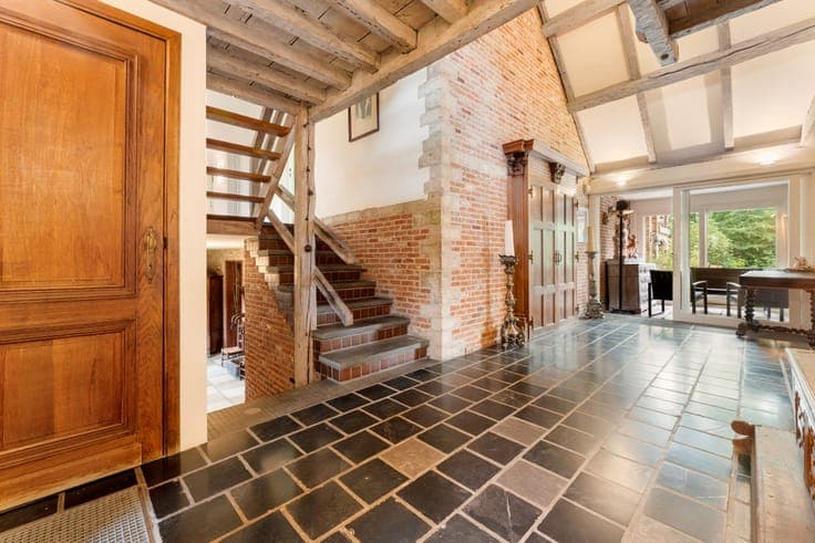Characterful split-level villa on 2,080 m².