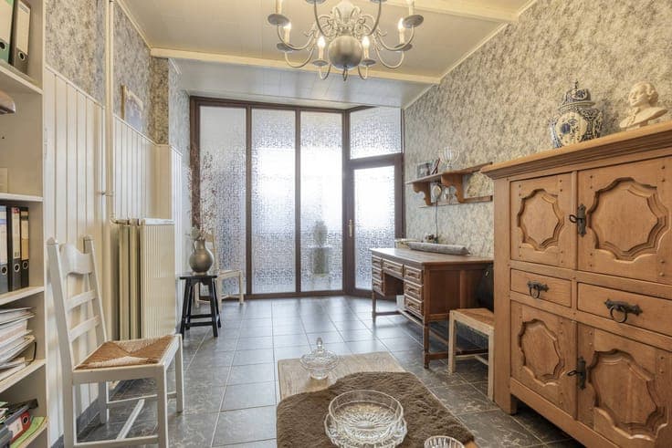 Well-maintained house with spacious garage in the center of