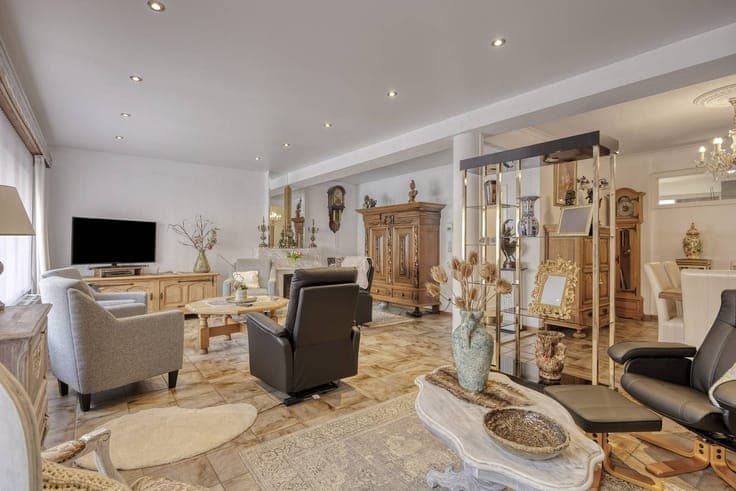 Well-maintained house with spacious garage in the center of