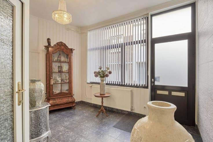 Well-maintained house with spacious garage in the center of