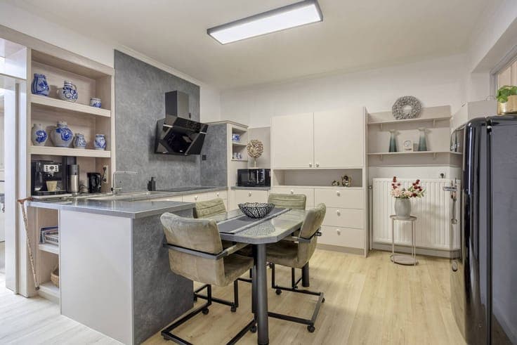 Well-maintained house with spacious garage in the center of