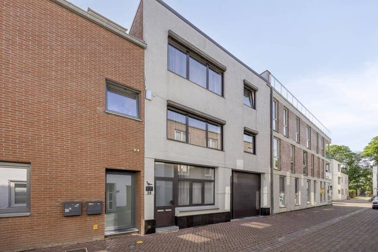 Well-maintained house with spacious garage in the center of