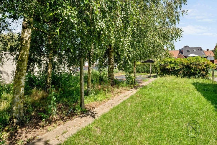 well-located home with a large sun-oriented garden