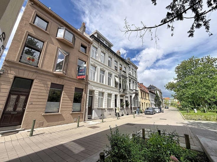 Karaktervol herenhuis op unieke locatie met buitenruimte