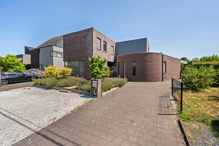 Modern villa with 5 bedrooms on 1,085m² in Mol-Millegem