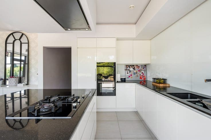 Modern villa with 5 bedrooms on 1,085m² in Mol-Millegem