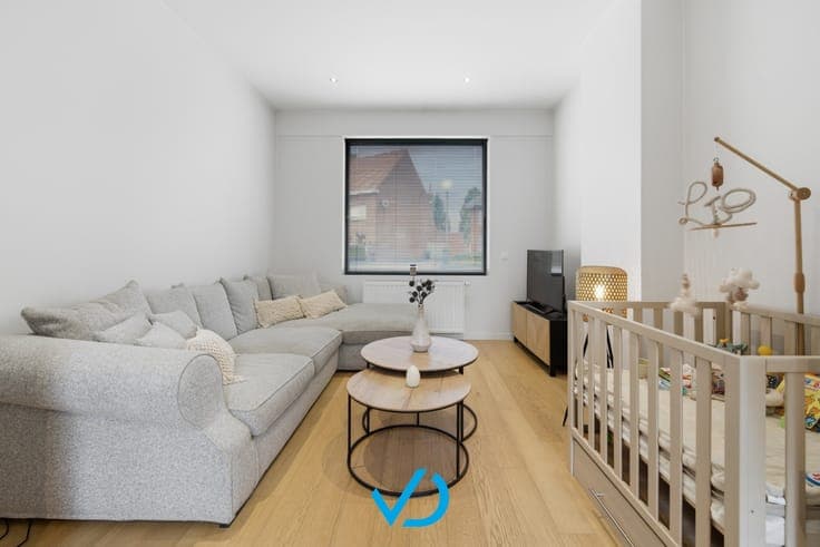 Volledig gerenoveerde gezinswoning met 3 slaapkamers en p...