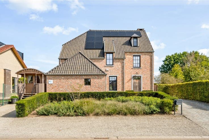 Move-in ready dream villa with swimming pool.