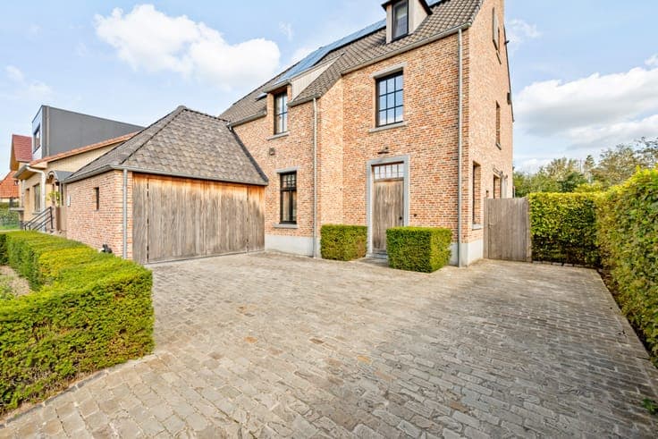 Move-in ready dream villa with swimming pool.