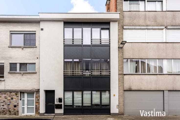 Vergunde opbrengsteigendom met 3 verhuurde appartementen