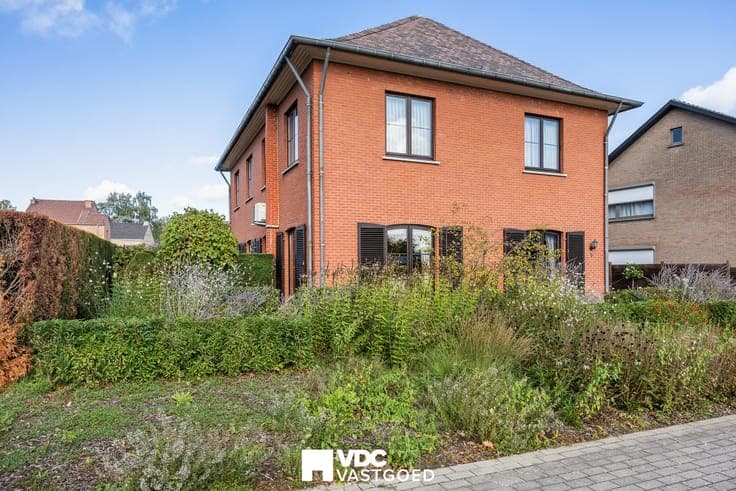 Ruime en zeer verzorgde gezinswoning met 5 slaapkamers op...