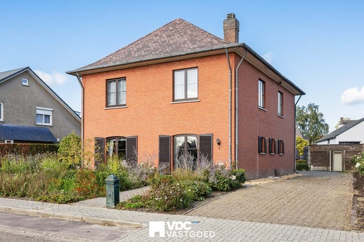 Ruime en zeer verzorgde gezinswoning met 5 slaapkamers op...