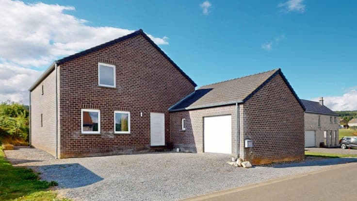 Modern house in a peaceful setting on a dead-end street