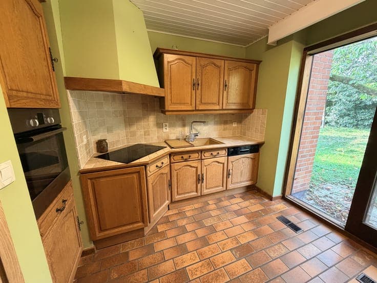 Bossière: architect-designed home, 4 bedrooms and garden