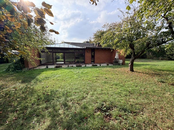 Bossière: architect-designed home, 4 bedrooms and garden
