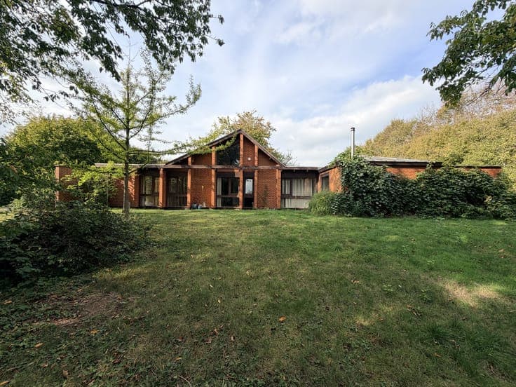 Bossière: architect-designed home, 4 bedrooms and garden