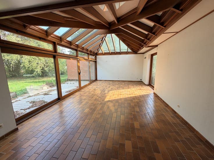 Bossière: architect-designed home, 4 bedrooms and garden