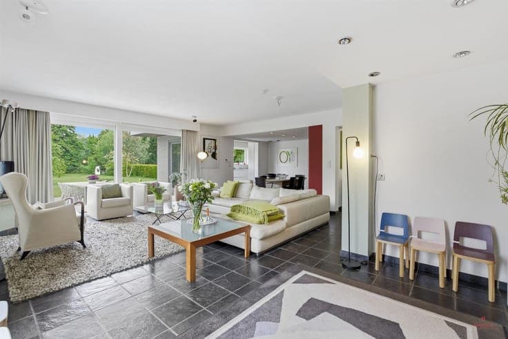 Spacious 4-Bedroom Villa with Privacy in Oeselge