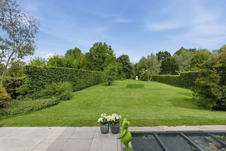 Spacious 4-Bedroom Villa with Privacy in Oeselge