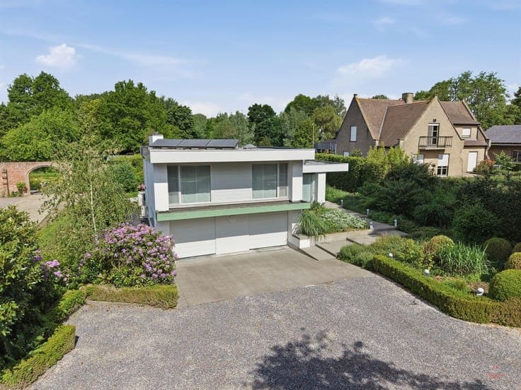 Spacious 4-Bedroom Villa with Privacy in Oeselge