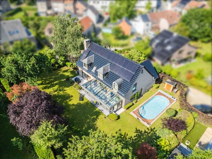 Beautiful 5-bedroom villa with pool
