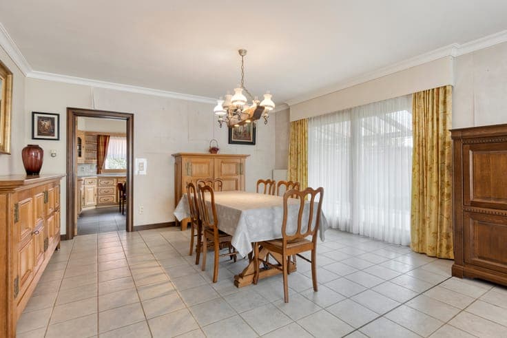 Spacious house with south-facing garden in rural Vrasene