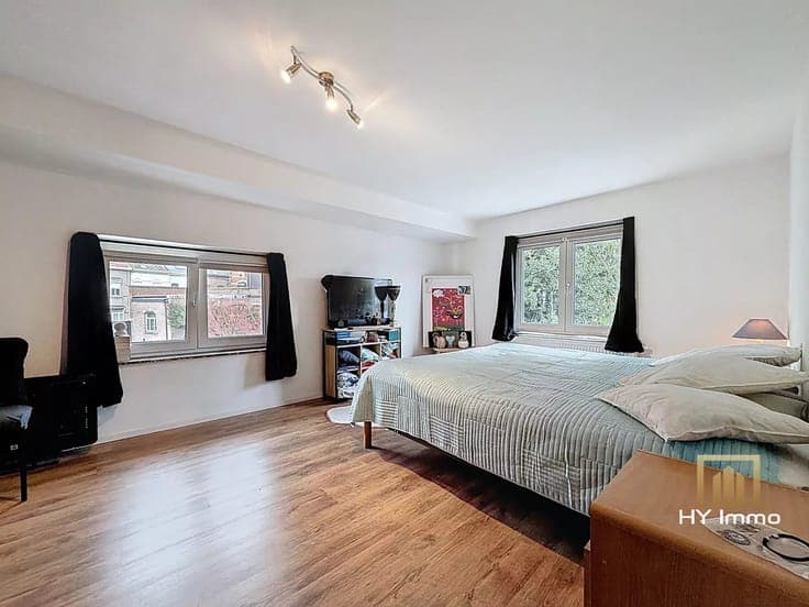 RENOVATED HOUSE WITH 3 FACADES, 4 BEDROOMS + 2 BATHROOMS & 1