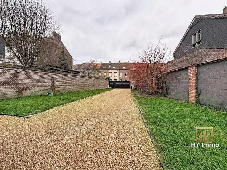 RENOVATED HOUSE WITH 3 FACADES, 4 BEDROOMS + 2 BATHROOMS & 1
