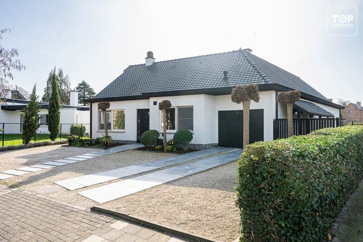 Instapklare open bebouwing op topligging met zonnige tuin en
