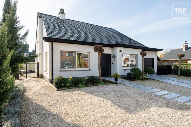 Instapklare open bebouwing op topligging met zonnige tuin en