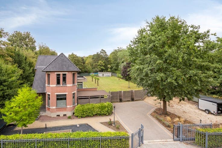 Property company with a charming villa with a spacious garde