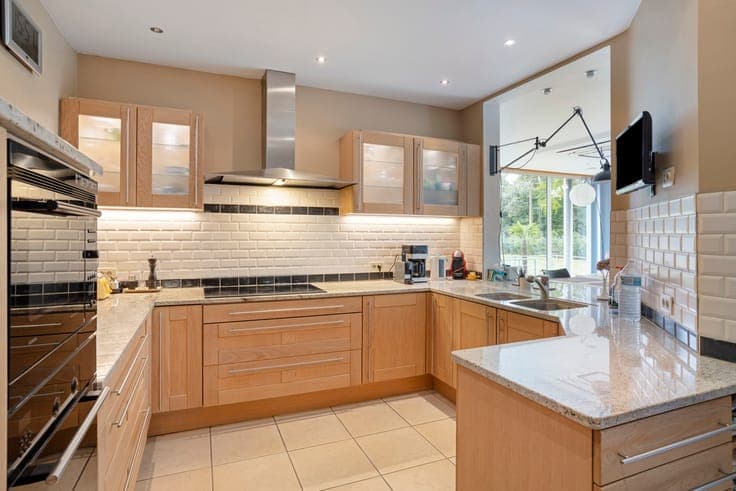Property company with a charming villa with a spacious garde