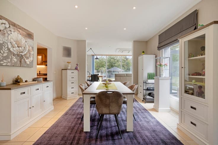Property company with a charming villa with a spacious garde
