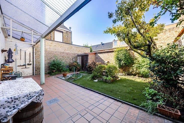 Verrassende hoekwoning met tuin en garage, nabij Brugge