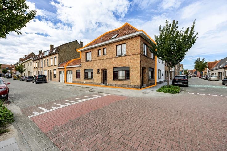 Verrassende hoekwoning met tuin en garage, nabij Brugge