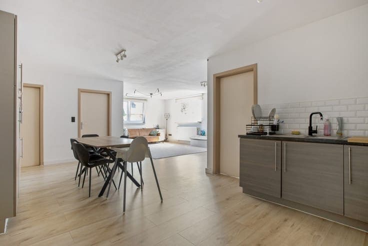 Low-rise house with a hangar in Beringe, in need of renovati