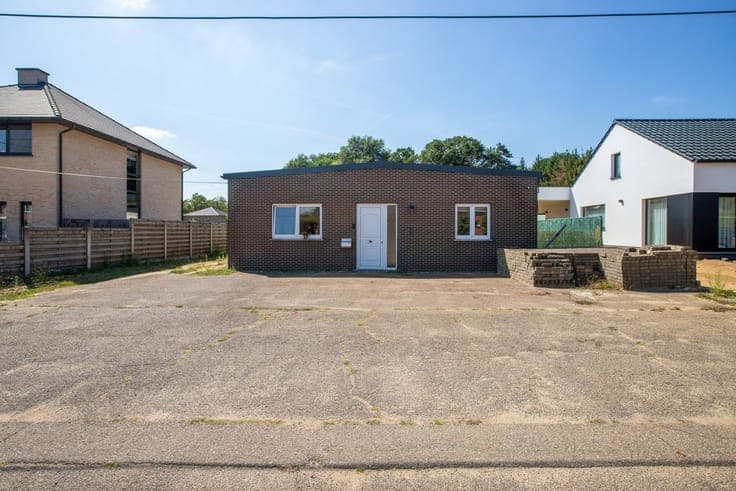 Low-rise house with a hangar in Beringe, in need of renovati