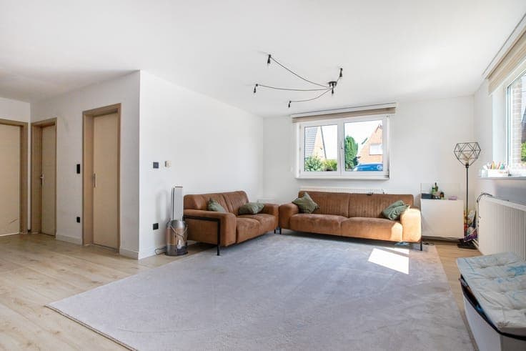 Low-rise house with a hangar in Beringe, in need of renovati