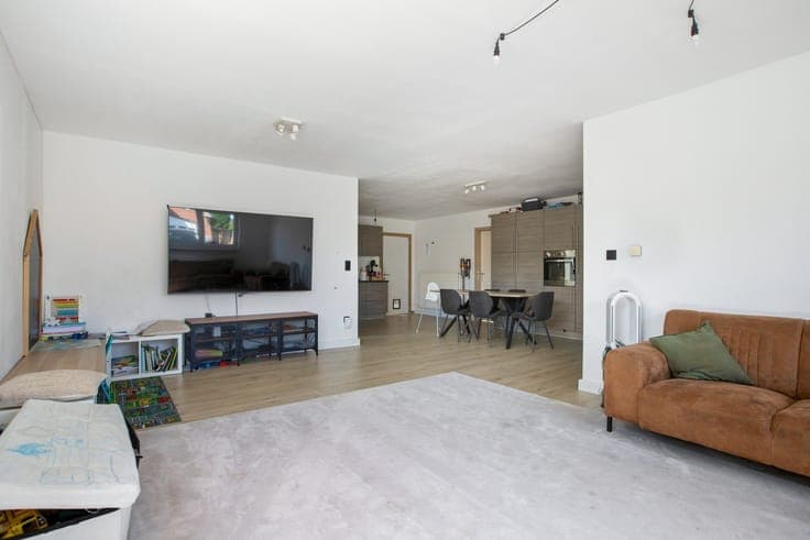 Low-rise house with a hangar in Beringe, in need of renovati