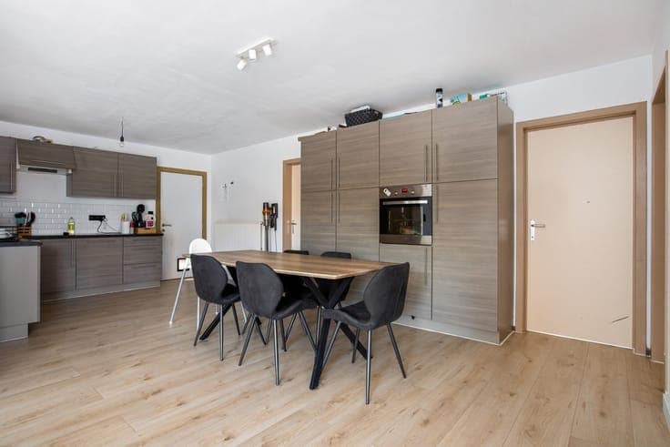 Low-rise house with a hangar in Beringe, in need of renovati