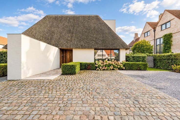 Exclusive architectural villa with swimming pool in the pres