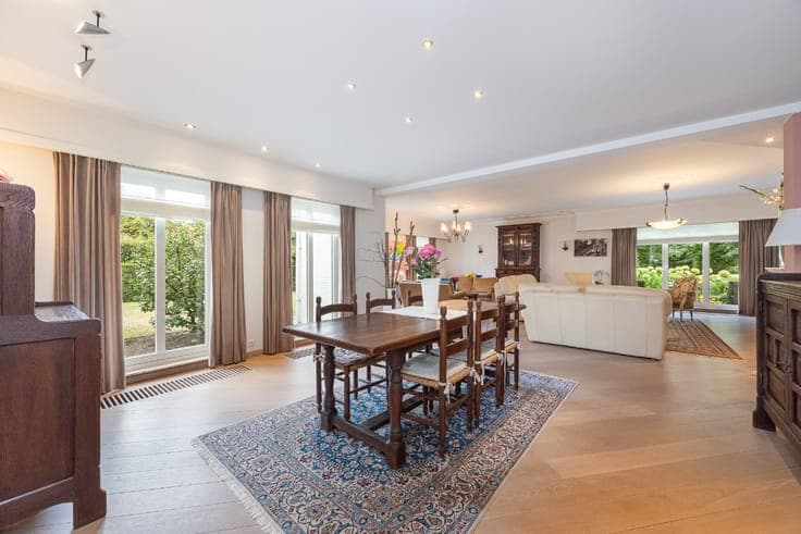 Goed onderhouden villa met zwembad en vijver op ca. 1.868 m²