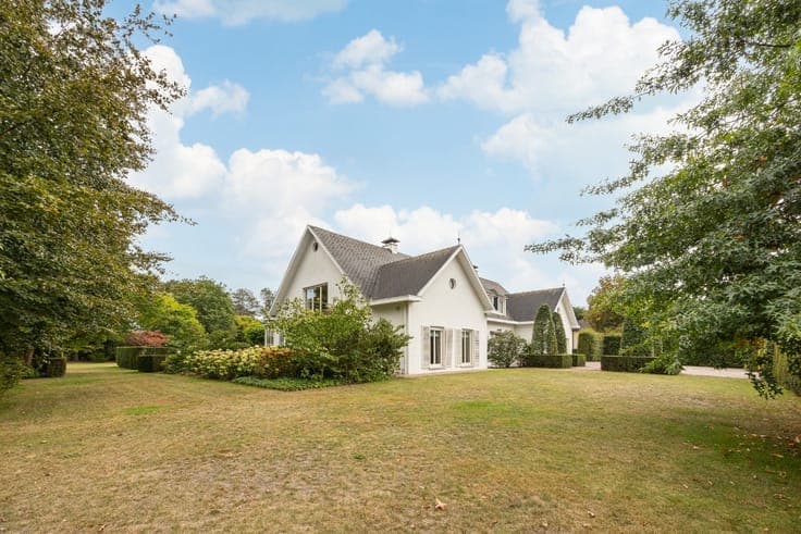 Goed onderhouden villa met zwembad en vijver op ca. 1.868 m²