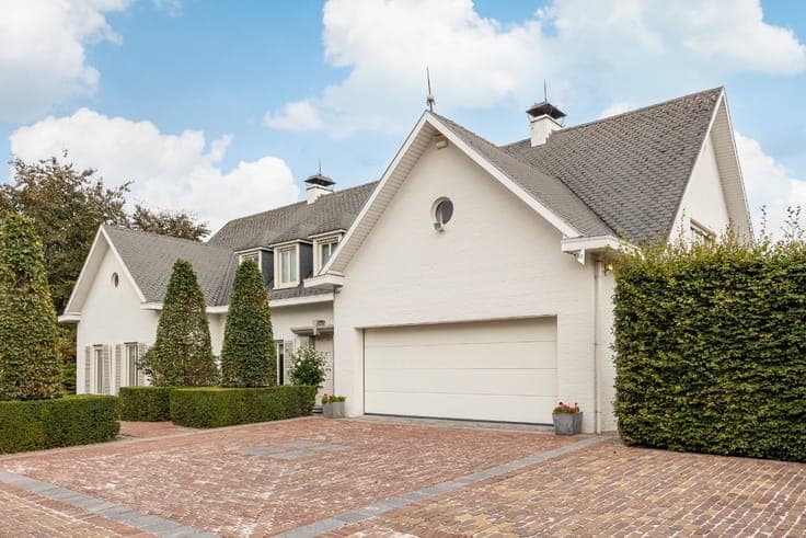 Goed onderhouden villa met zwembad en vijver op ca. 1.868 m²