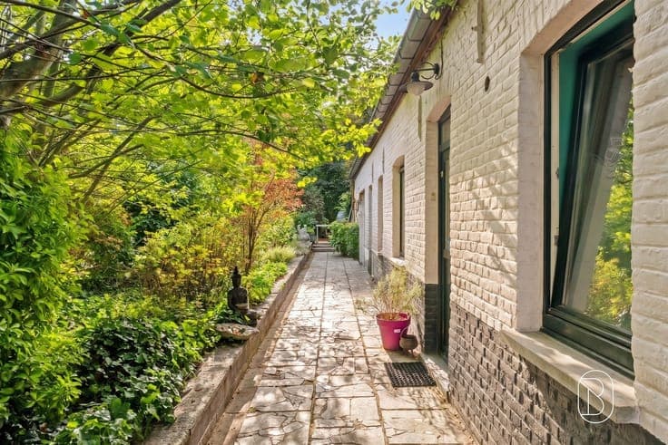 Spacious home with separate guesthouse and garden in Rons