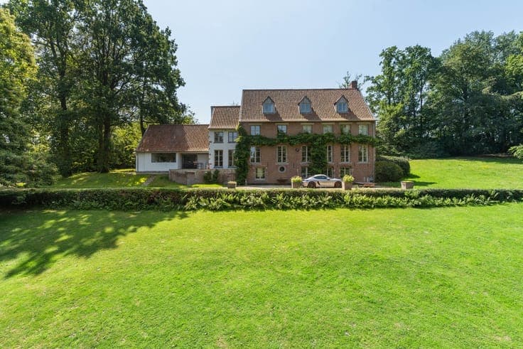 Instapklaar Engels landhuis op 6 hectare met eigen parktuin