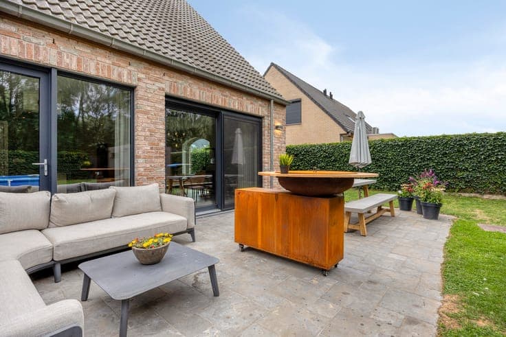 Ready to move in, semi-detached building with contemporary c