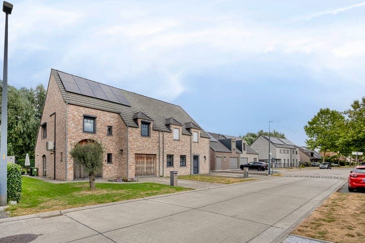 Ready to move in, semi-detached building with contemporary c