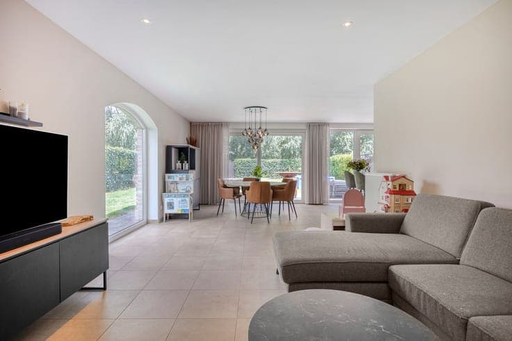 Ready to move in, semi-detached building with contemporary c